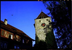 Hohentengen: Stadtmauer, Turm und Flugzeug daneben