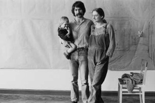 Familie Hoffmann/Wolf vor einer Zeichentapete (Maler/Grafiker, Regisseurin)