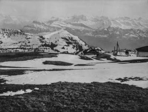 Schneebedeckte Berge : Panoramablick auf eine schneebedeckte Berglandschaft mit zwei Berghütten