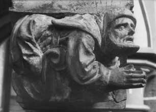 Konsole von der ehemaligen Empore der Stadtpfarrkirche Sankt Maria mit betendem Mönch