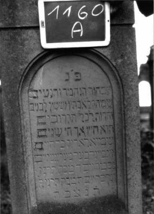 Grabstein 1160 (Index: 100104284) Material: Sandstein Zustand: etwas angewittert Maße HxBxT: 178x50x23 cm Beschreibung: Stele auf getrepptem Sockel, Giebelaufsatz mit Eckakroterien, eingeritzte Voluten, Ranken und Blüte, eingetieftes Schriftfeld mit Rundbogenabschluss, Schrift wurde mit Farbe nachgezogen (nur noch Reste erkennbar) Symbolik: Voluten, Ranken, Blüte: Grabstein 1160A