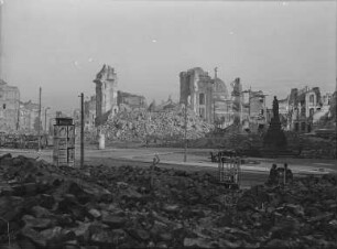 Neumarkt mit Ruine der Frauenkirche : Dresden, Blick über den Neumarkt zur Ruine der Frauenkirche