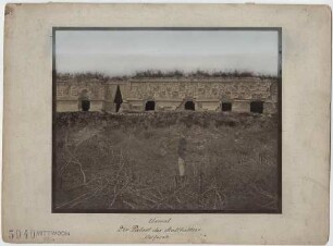"Gouverneurspalast. Ostfassade.(Mit Expeditionsmitglied)"