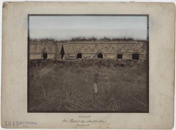 "Palais du gouverneur. Façade est.(Avec membre de l'expédition)"