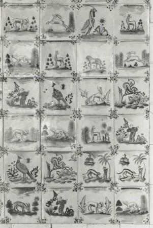 Delfter Fliesen mit Tier-, Genre und chinoisierenden Darstellungen. 1. Hälfte 18. Jahrhunderts. Seußlitz, Gartenpavillon des Schlosses