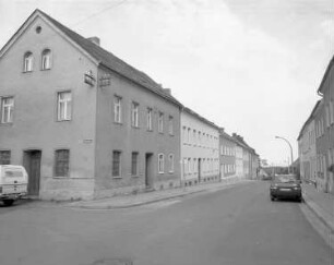 Schöneck, Schilbacher Straße 11/Ecke Gartenstraße. Wohnhaus mit ehemaliger Schmiede (1850/1870) und Wohnhäuser Nr. 13 ff. (1850/1870). Straßenansicht