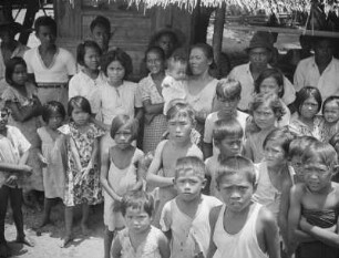 Gruppenfoto im Barangay Bato : Männer, Frauen und Kinder vor einem Unterstand