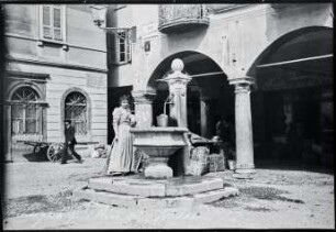 Lugano, Frau am Brunnen auf der Piazza Riforma