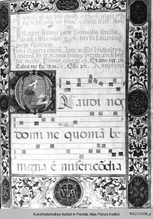 Graduale I : Folio mit Randbordüre, Text, vierzeiligen Neumen, Christusmonogramm und historisierter Initiale E mit einem Propheten