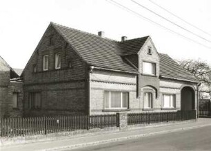 Schleife, Friedensstraße 49. Gehöft. Um 1920. Wohnhaus mit Durchfahrt. Straßenansicht