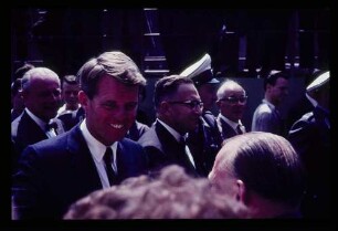 Kennedy AEG/ K. Menschen begrüßend