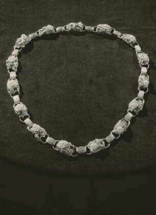 Halsschmuck mit Laubwerk aus Gold und Perlen, Turmaline, Rubine, Saphire und Diamanten von Johann Michael Wilm