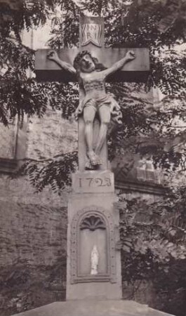 Kruzifix vor der Kirche, 1723