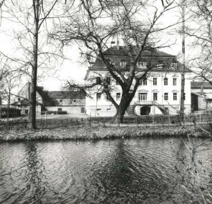 Steinbach. Schloss mit Wirtschaftshof. 1691 Schloss begonnen, 1715 und 1809 Wirtschaftshof. Ansicht über den Schlossteich