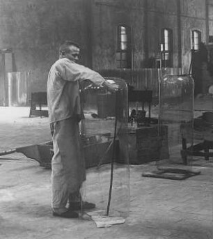 Abringeln der Walze : Technikgeschichte | Technologie | Glasfabrikation | Tafelglas | auf deutsche Art