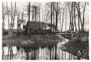 Garten Buschmühle, Forst: Brücke über Bach und Gebäude