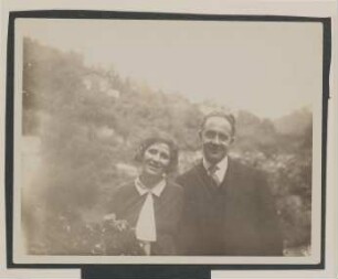 Paarfoto am Hochzeitstag von Christiane und Heinrich Zimmer vor einem bewaldeten Hügel