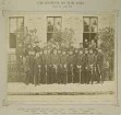 Garde-Korps 1890 in Templin, Generalstabsreise, vierundzwanzig Offiziere in Uniform und Mütze, Bilder vorwiegend in Halbprofil, Zuschauer in Fensterfront eines Gebäudes