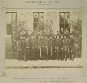 Garde-Korps 1890 in Templin, Generalstabsreise, vierundzwanzig Offiziere in Uniform und Mütze, Bilder vorwiegend in Halbprofil, Zuschauer in Fensterfront eines Gebäudes