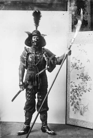 Rollenkostüm für Samuraidarsteller, entstanden an der Kunstgewerbeschule Dresden, unter Leitung von E. Antonio Donadini. 1886