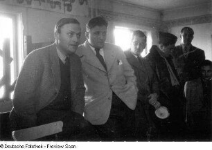 Treffen mit Mitgliedern der Jüdischen Gemeinde in einem Gemeindesaal anläßlich seines 1. Konzertes in Berlin nach dem 2. Weltkrieg
