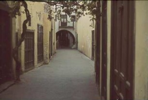 Reisefotos. Altstadtgasse mit gelbgetünchten Fassaden (vielleicht im arabischen Raum)