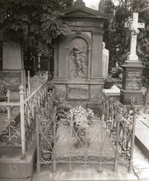 Grabmal für J. P. Šebek : Myslbek, Josef Václav: Grabmal für J. P. Šebek. Sandstein, Metallguss (?). Prag-Vyšehrad, Friedhof Vyšehrad