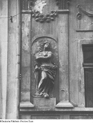 Allegorie der Hoffnung : Bautzen, Innere Lauenstraße 6. Wohnhaus mit Laden (1709/1720). Fassadendetail mit Allegorie der Hoffnung