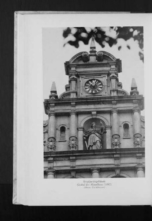 Strafjustizgebäude. Giebel des Mittelbaus (1882)