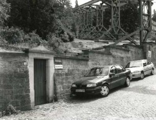 Dresden-Loschwitz, Veilchenweg. Portal in der Weinbergsmauer (bezeichnet 1661)