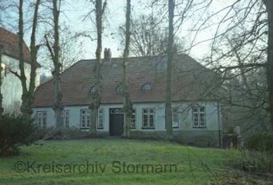 Nütschau: Schloßstraße 28: Kavalierhaus: Traufseite mit Eingangstür: links Kloster Nütschau [angeschnitten]