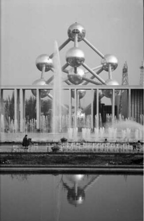 Brüssel: Springbrunnen mit Atomium