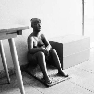 Plastik "Die Sitzende" von Bildhauer Carl Egler.