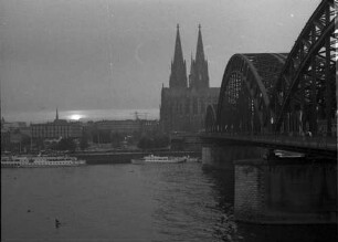 Köln: Hohenzollernbrücke mit Dom, bei Sonnenaufgang