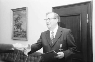 Freiburg: Regierungspräsidium; Bundesverdienstkreuz für Wilhelm Widerhold überreicht durch Wirtschaftsminister Eberle