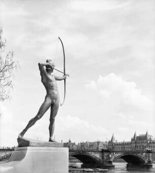 Bogenschütze : Bogenschütze von E. M. Geyger am Neustädter Elbufer gegen Albertbrücke und Jägerkaserne
