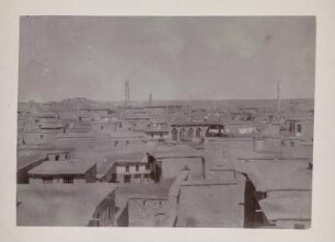 Blick über Diyarbakir : Blick über die Stadt. Links die Keldani Kirche, rechts das Minarett der Ali-Pascha-Moschee