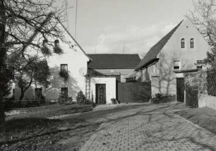 Mobschatz, Dreiseithof : Mobschatz (Kreis Meißen - Radebeul), Dreiseithof, Weinbergsweg 6, 19. Jahrhundert, Straßenansicht, Giebelseiten