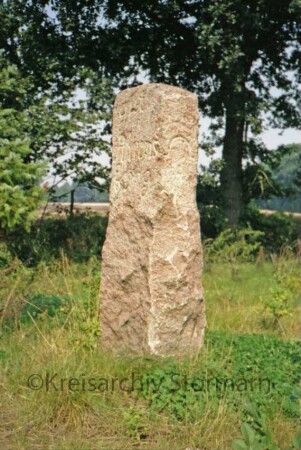 Grenzstein [Nr. 33] zwischen Amt Tremsbüttel und Gut Ahrensburg: Seite Ahrensburg: auf Schmalseite Hufeisen-Symbol