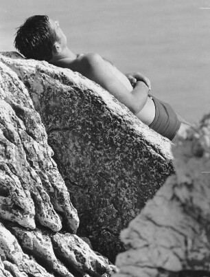 Urlaub in Novi Vinodolski (ehemals Jugoslawien; heute Kroatien). Man sonnt sich auf einem Stein an der Küste. Aufgenommen 1968