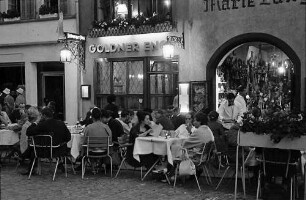 Freiburg: Tische vor dem Gasthaus zum Engel am Münsterplatz