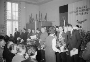 Feierstunde 15 Jahre DDR, Poln. Delegation, Sozial. Brigade Zimmerm., Aktivist Wl. Schmidt