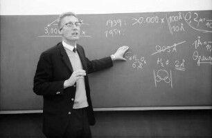 Freiburg: Biologisches Institut II, Prof. Dr. Peter Sitte beim Dozieren über das Elektronenmikroskop