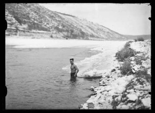 Schwimmer im teilweise zugefrorenen Main