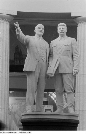 Plastik Lenins und Stalins auf der Leipziger Herbstmesse 1954