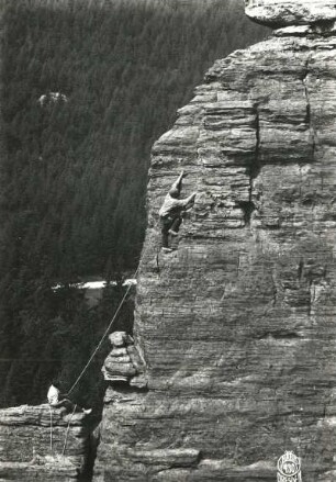 Sächsische Schweiz, Bielatal. Spannagelturm. Seilschaft Ehrhardt Renger an der Ausstiegsrippe des Alten Weges (IV)