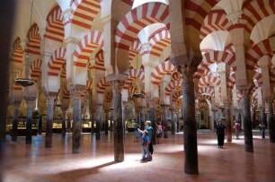 Cordoba - Innenraum der Mesquita Moschee-Kathedrale : Säulenwald mit ca. 800 Säulen in der Mezquita-Moschee aus dem 8. Jh., aufgenommen in Cordoba im Mai 2007
