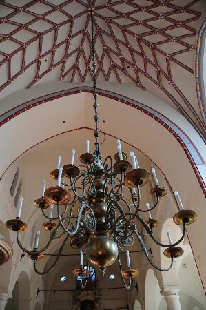 Johanniskirche : Leuchter unter dem Sterngewölbe in der Johanniskirche. Aufgenommen im Juni 2008. Foto Uwe Gerig
