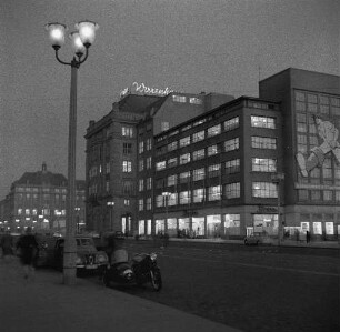 Dresden-Altstadt, Ernst-Thälmann-Straße 25. HO-Warenhaus "Howa". Straßenansicht (Nachtaufnahme)
