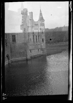 Nicht identifizierbare Ortschaft (Belgien?): Wasserschloss (Gebäudeteil)